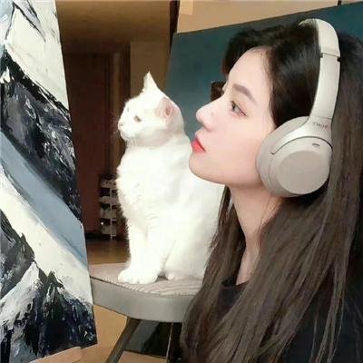 小鬼头上的女人